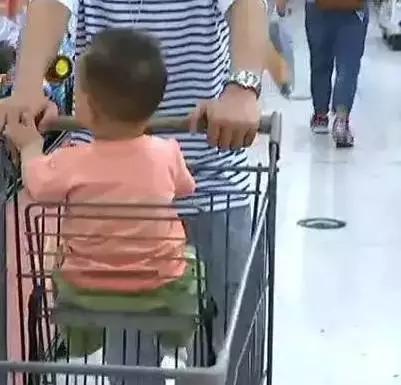 提醒：超市里的购物车千万别再这么用了，出事了！