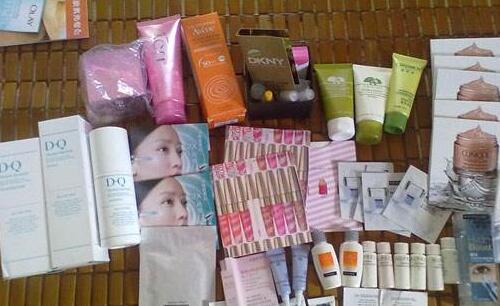 专柜买化妆品送小样吗,化妆品赠送的小样和正品的区别