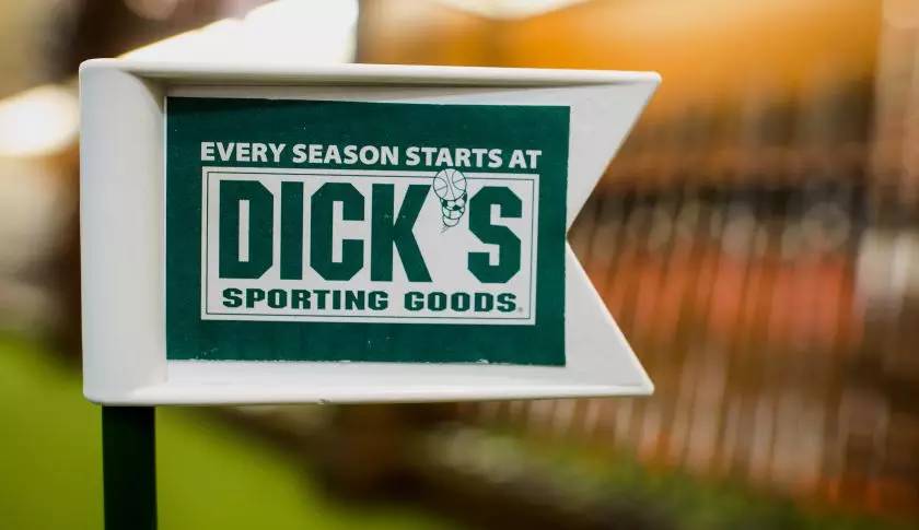 靠着外婆给的300美元，他开了一家体育用品店，最后还成了世界500强