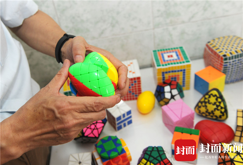 魔方神童用脚复原三阶魔方,魔方哥复原15阶魔方2小时