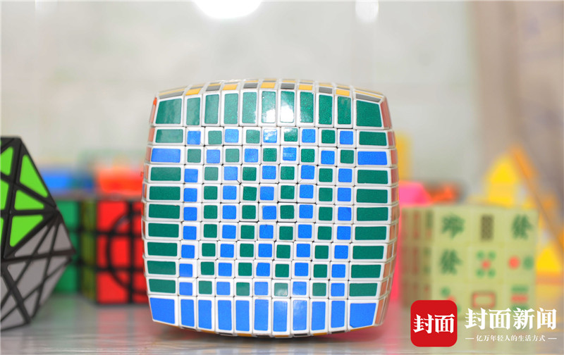 魔方神童用脚复原三阶魔方,魔方哥复原15阶魔方2小时