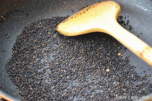 告诉你一个解决催乳下奶的小窍门,给母牛催奶有什么方法或药