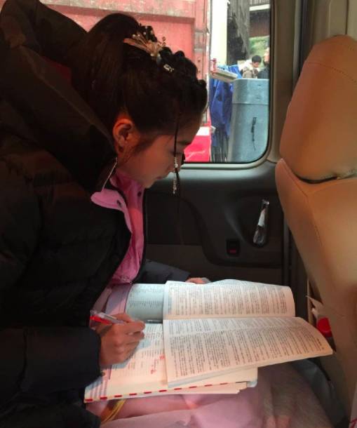 奔跑吧关晓彤和鹿晗迪丽热巴,鹿晗对关晓彤和迪丽热巴不同态度