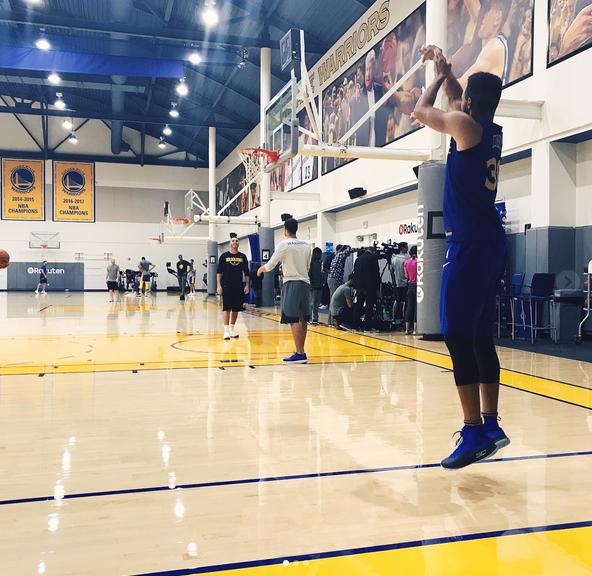 库里开始练习底角投三分，天呐，萌神要“无死角”出手了！