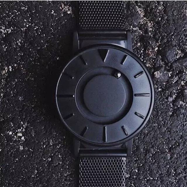 一位英国手表设计师，他有100种方法取代传统指针表示时间