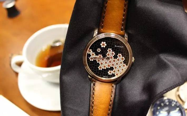 我们见到了瑞士制表师大神，他在雕刻一只金丝猴|雅趣臻选