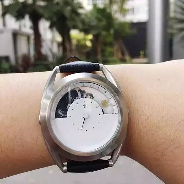 一位英国手表设计师，他有100种方法取代传统指针表示时间