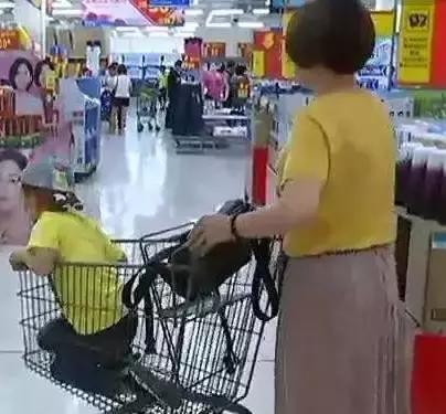 提醒：超市里的购物车千万别再这么用了，出事了！
