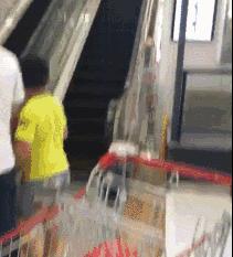 提醒：超市里的购物车千万别再这么用了，出事了！