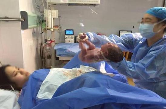 产妇刚生下宝宝再次被推进产房,产妇刚生下孩子医生却一脸难堪