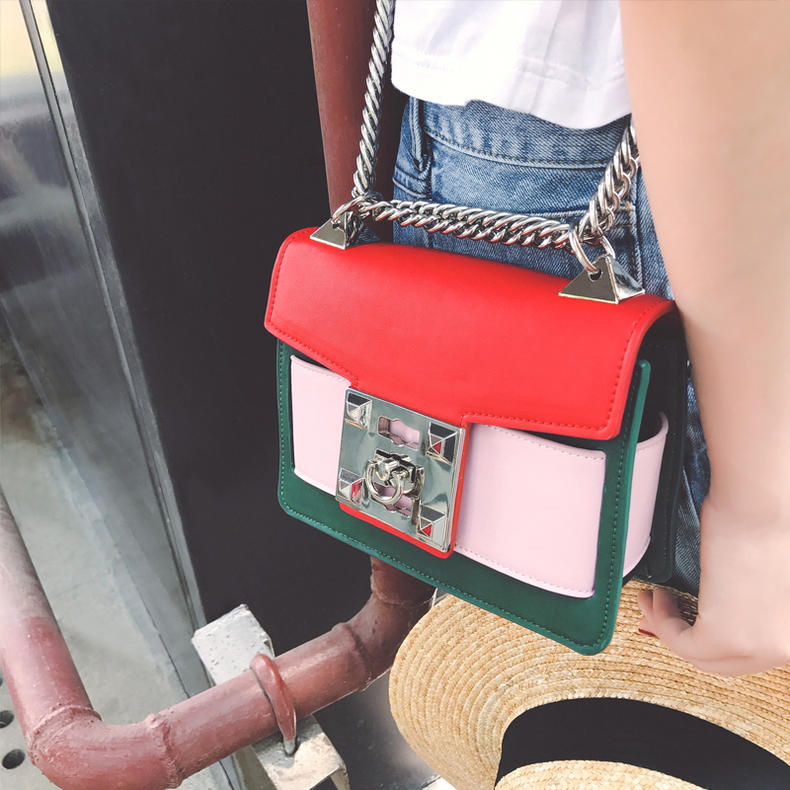 小方包搭什么鞋,百搭小方包