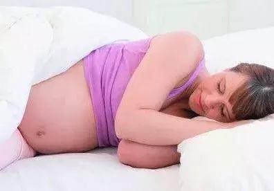 怀孕8月，胎儿竟一脚“踢”破子宫！原来是它惹的货！