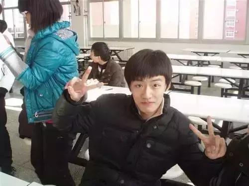 苏炳添大婚谢震业被拍合照,飞人苏炳添大婚跳小苹果