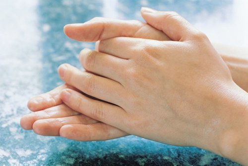 秋天手脱皮怎么办,深秋初冬手脱皮是为什么