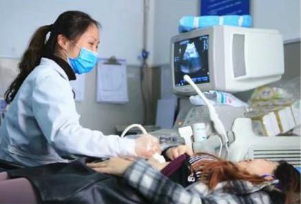 产妇刚生下宝宝再次被推进产房,产妇刚生下孩子医生却一脸难堪