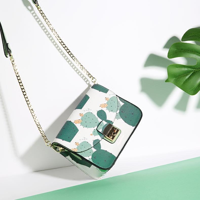 小方包搭什么鞋,百搭小方包