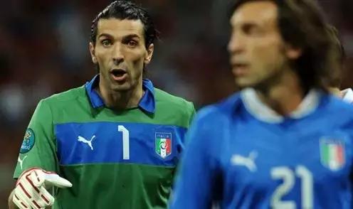 威震足坛的狐朋基友，他们都是每个年代男神！居然还有日本球员！