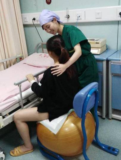 助产士怎么助产,接生婆是怎么给孕妇接生的