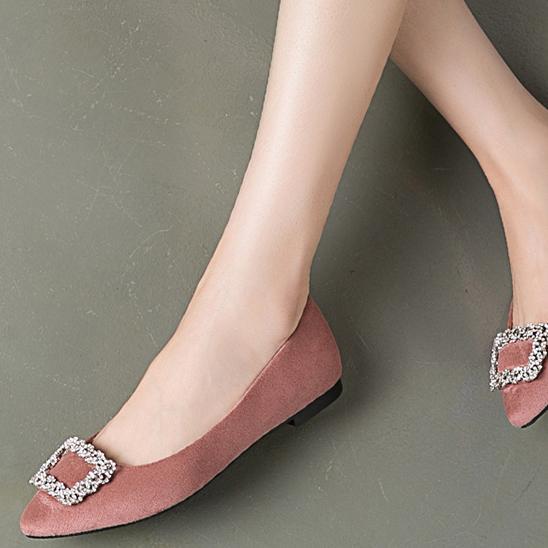 小方包搭什么鞋,百搭小方包