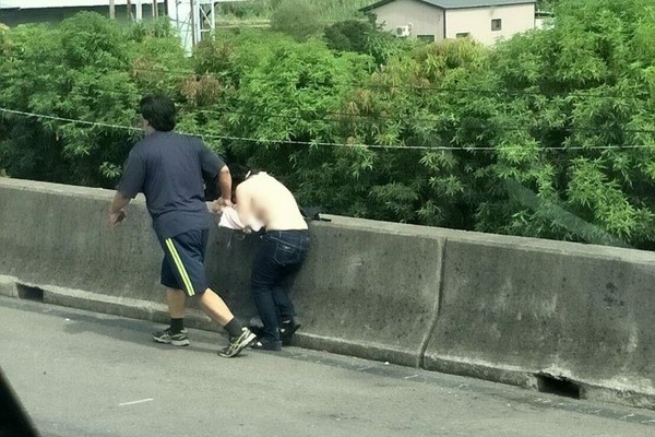 吐槽大会：恐怖男友公路扒光女友拖行失业男纵火泄愤致1死4伤