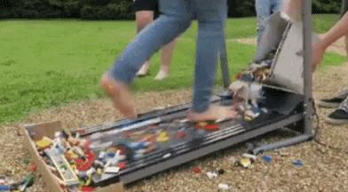 舔第二碗时，丈母娘拉我的手说：放这儿吧！等下我来洗