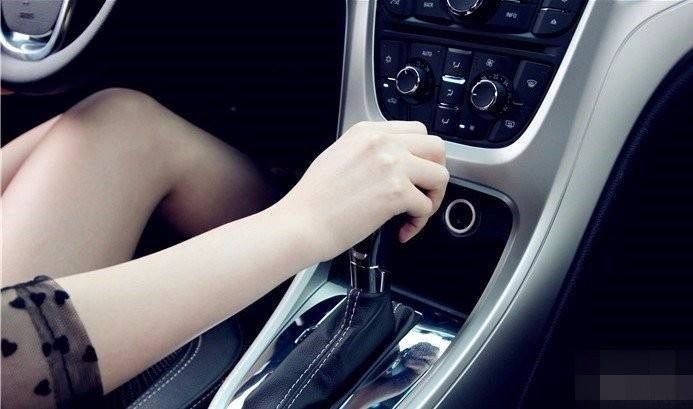 汽车倒挡抖动冒白烟,起步顿挫排气冒白烟