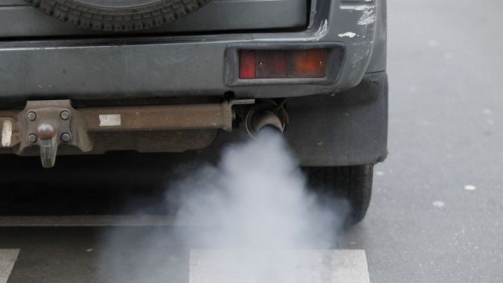 汽车倒挡抖动冒白烟,起步顿挫排气冒白烟