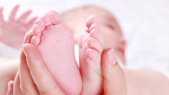 宝宝喝母乳老是拉粑粑怎么办,宝宝喝母乳一直拉稀大便