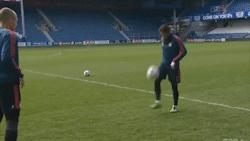 足球砸球怎么练习,足球踩球动作要领口诀