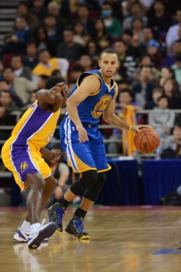 斯蒂芬库里篮球教学,斯蒂芬库里底角投篮自信回头