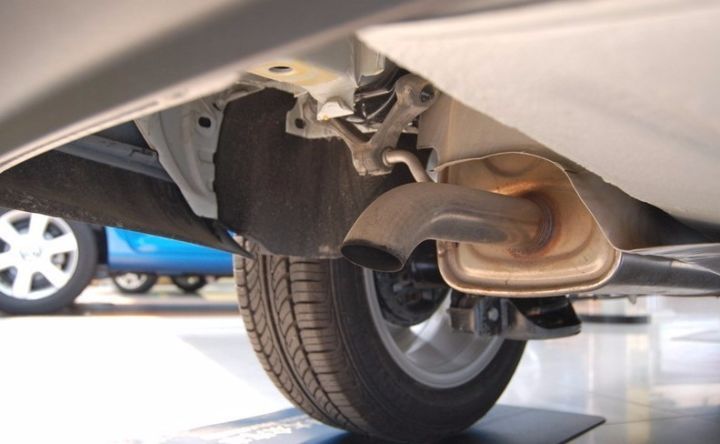 汽车倒挡抖动冒白烟,起步顿挫排气冒白烟