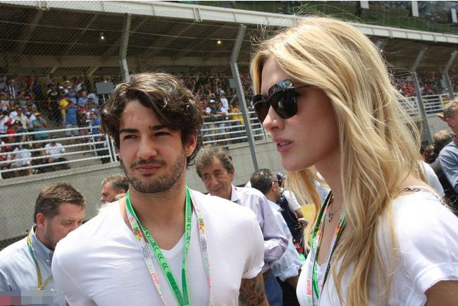 手放哪呢帕托？撩热巴和李宇春，揩油莎娃与沃伊，玩花样足球呢？