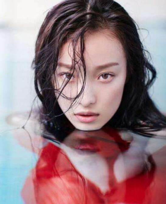 张慧雯靠谋女郎出道却高开低走,张慧雯看起来很年轻