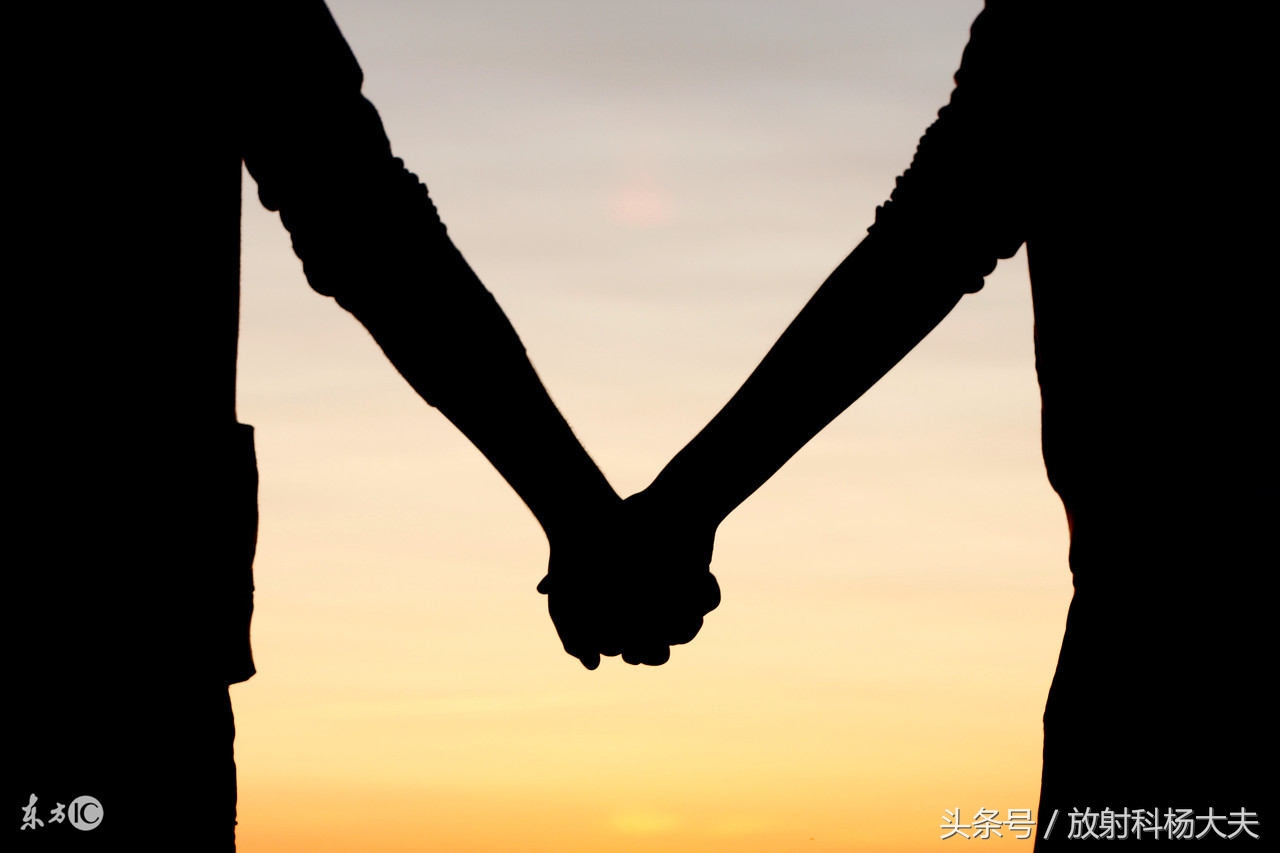 核磁上这种卵巢囊肿的壁血供丰富，属于良性，需谨慎外力撞击破裂