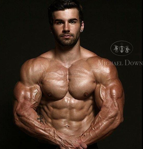 一组最全面的胸肌哑铃训练：8个动作全面强化胸肌各个部位肌群