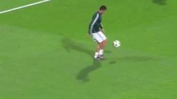 足球砸球怎么练习,足球踩球动作要领口诀