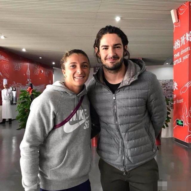 手放哪呢帕托？撩热巴和李宇春，揩油莎娃与沃伊，玩花样足球呢？