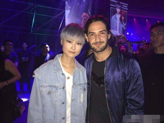 手放哪呢帕托？撩热巴和李宇春，揩油莎娃与沃伊，玩花样足球呢？