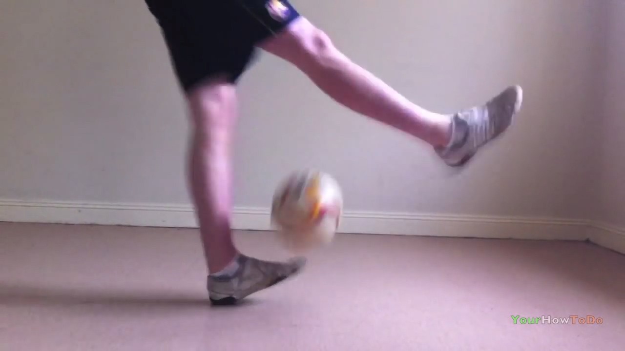 足球砸球怎么练习,足球踩球动作要领口诀