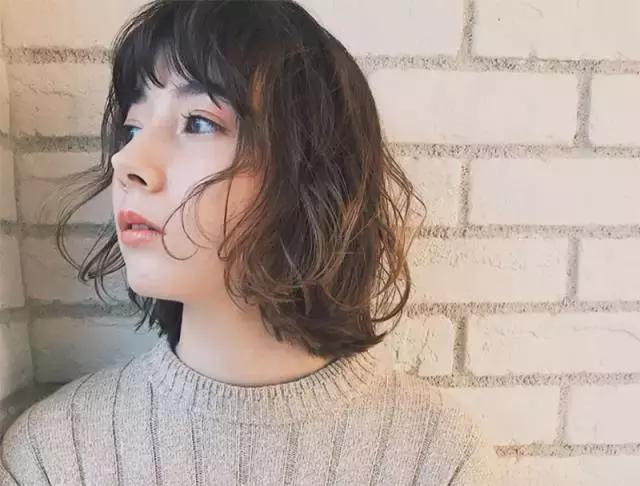 微卷短发修剪,初秋短发扎发