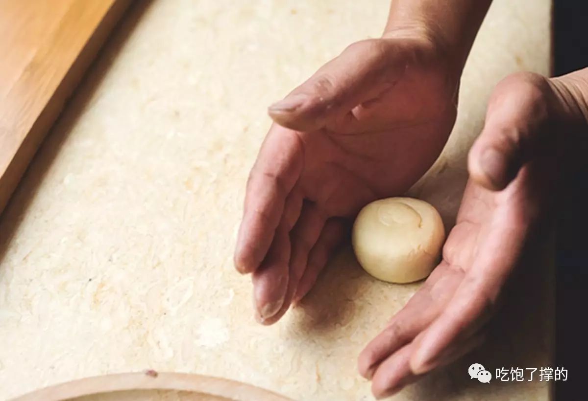 这是一枚用饱含阳光雨露的新鲜玫瑰花做的鲜花饼