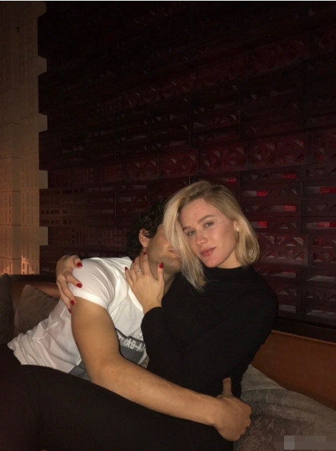 手放哪呢帕托？撩热巴和李宇春，揩油莎娃与沃伊，玩花样足球呢？