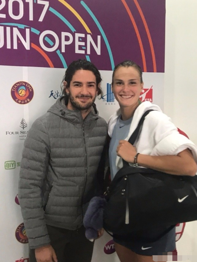 手放哪呢帕托？撩热巴和李宇春，揩油莎娃与沃伊，玩花样足球呢？