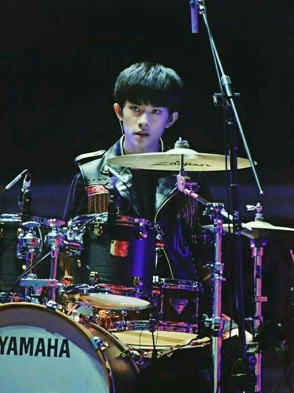 易烊千玺始于颜值忠于才华混剪,易烊千玺成毅演技