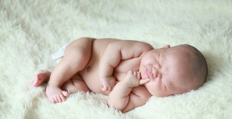 胎儿一脚踹破羊水,胎儿踢破妈妈肚子