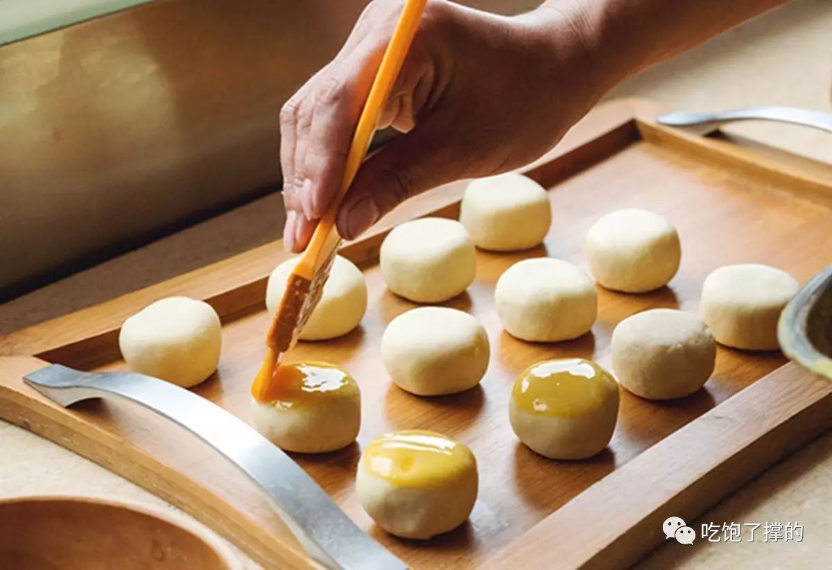 这是一枚用饱含阳光雨露的新鲜玫瑰花做的鲜花饼