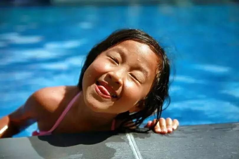 这是一枚用饱含阳光雨露的新鲜玫瑰花做的鲜花饼
