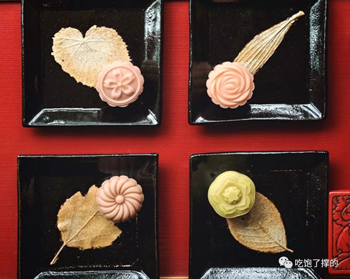 这是一枚用饱含阳光雨露的新鲜玫瑰花做的鲜花饼