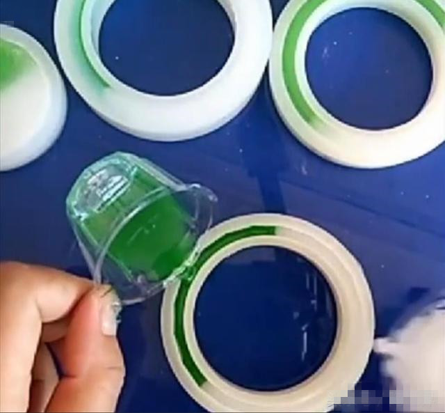 满绿手镯三秒钟做一个，有人因此被骗130万，看得我眼珠都掉了