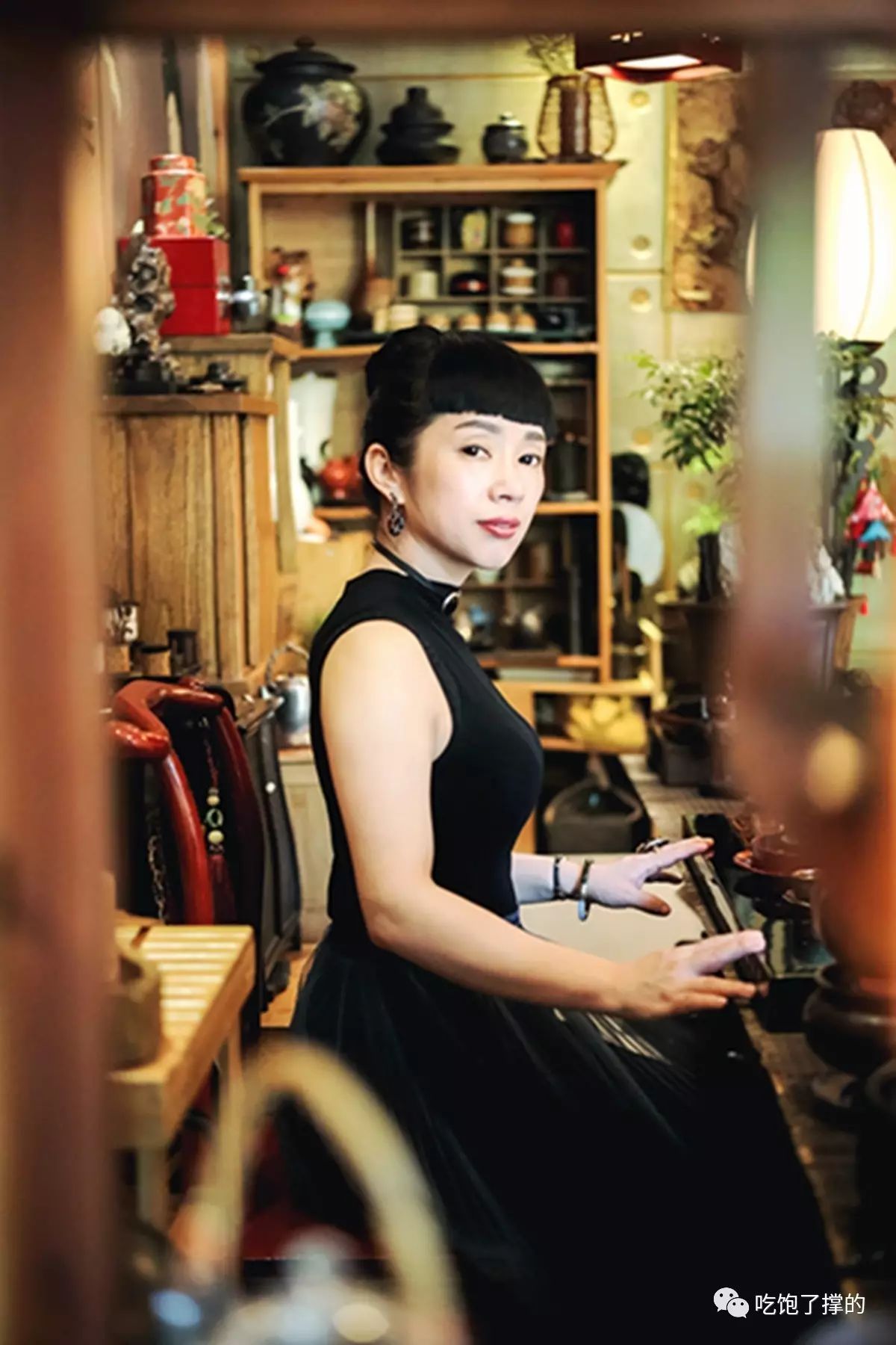 这是一枚用饱含阳光雨露的新鲜玫瑰花做的鲜花饼